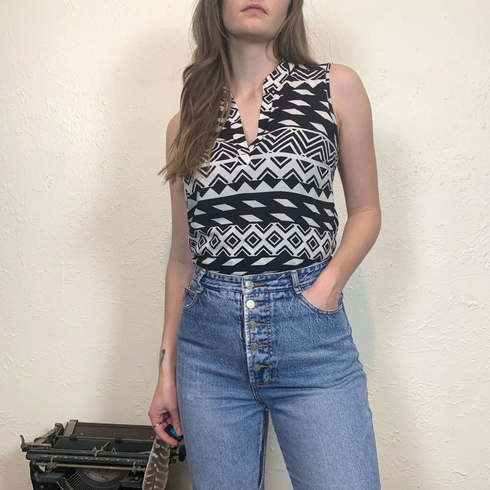 Moa Moa black and white tribal print sleeveless high low top size small